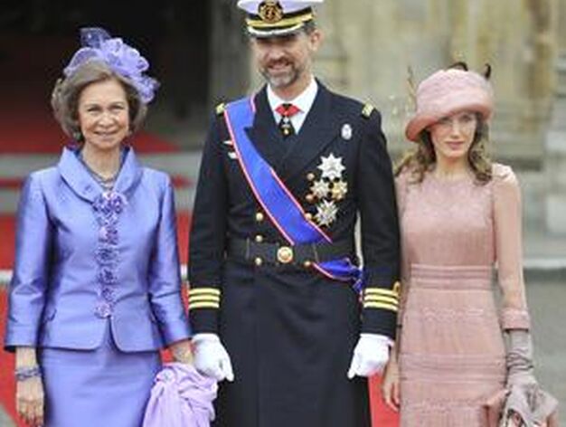La Reina Sof&iacute;a, acompa&ntilde;ada por los Pr&iacute;ncipes de Asturias. 

Foto: Reuters