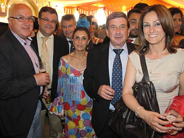 Luis Garc&iacute;a Garrido (segundo por la Derecha), delegado del Gobierno en Andaluc&iacute;a, con Faustino Vald&eacute;s (segundo por la izquierda) subdelegado del Gobierno. 

Foto: Victoria Ramirez