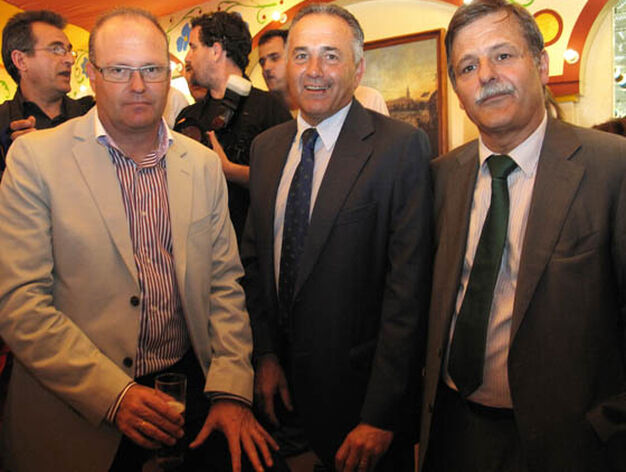 Pepe Mel (entrenador), Rafael Gordillo y Jos&eacute; Antonio Bosch, presidente y vicepresidente del Real Betis.

Foto: Victoria Ram&iacute;rez