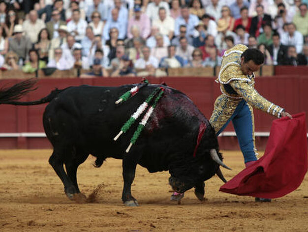 El Cid, de azul a&ntilde;il, con el tercer toro de la tarde.

Foto: Juan Carlos Mu&ntilde;oz