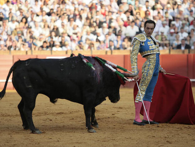 El Cid, de azul a&ntilde;il, con el tercer toro de la tarde.

Foto: Juan Carlos Mu&ntilde;oz