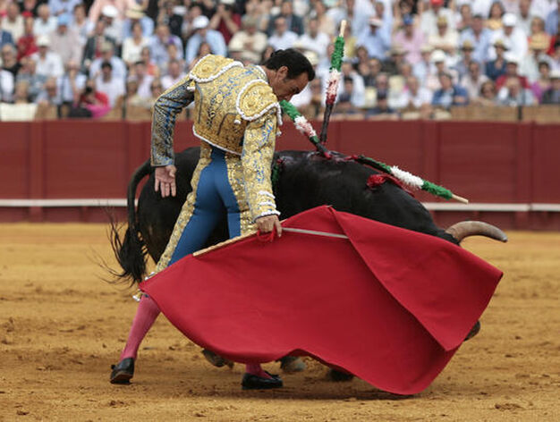 El Cid,que cierra su temporada en la Maestranza, con el primero de la tarde.

Foto: Juan Carlos Mu&ntilde;oz
