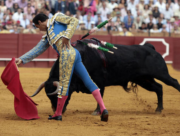 El Cid,que cierra su temporada en la Maestranza, con el primero de la tarde.

Foto: Juan Carlos Mu&ntilde;oz