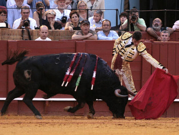 Daniel Luque cierra la tarde en la Maestranza con el sexto toro de la ganader&iacute;a de Torrehandilla.

Foto: Juan Carlos Mu&ntilde;oz