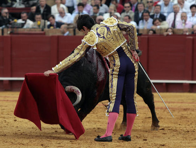 Alejandro Talavante en plena faena con el tercer toro de la ganader&iacute;a de Jandilla.

Foto: Juan Carlos Mu&ntilde;oz