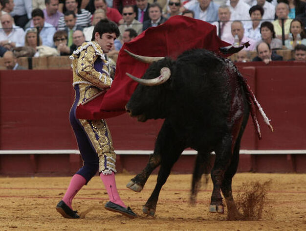 Alejandro Talavante en plena faena con el tercer toro de la ganader&iacute;a de Jandilla.

Foto: Juan Carlos Mu&ntilde;oz
