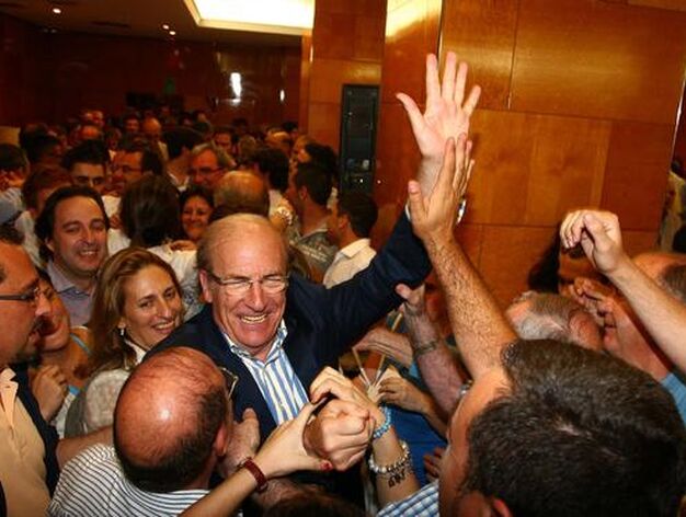 Pedro Rodr&iacute;guez saluda a sus votantes. /Alberto Dom&iacute;nguez