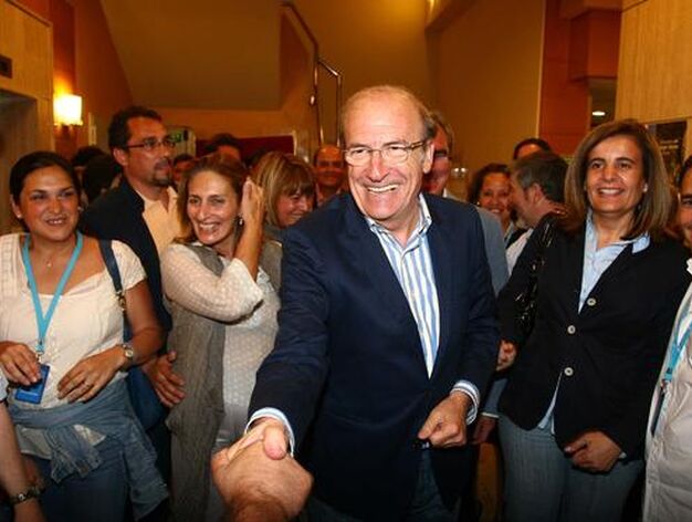 El alcalde de Huelva saluda a sus electores. /Alberto Dom&iacute;nguez