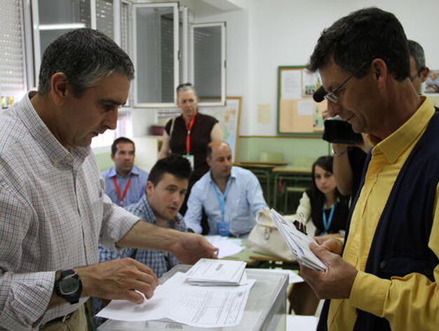 Comprobaci&oacute;n de los votos por correo en Alcal&aacute;

Foto: Joaquin Pino-Julio Gonzalez-Javier Gonzalez