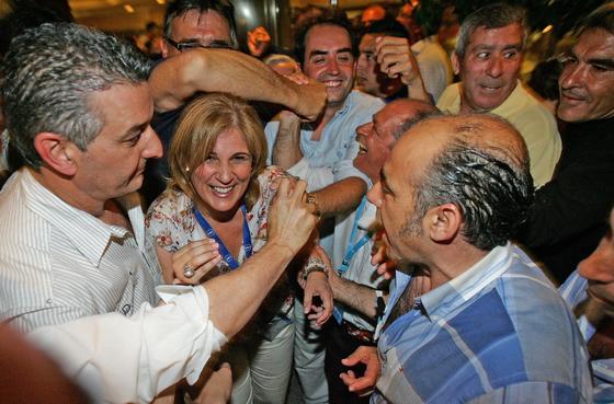 Pelayo es felicitada por un sinf&iacute;n de militantes y simpatizantes, ayer tras conocerse los resultados electorales.

Foto: Pascual