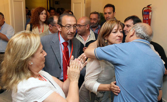 Pilar S&aacute;nchez es abrazada por un militante tras conocer la apabullante derrota ante el PP.

Foto: Miguel &Aacute;ngel Gonz&aacute;lez
