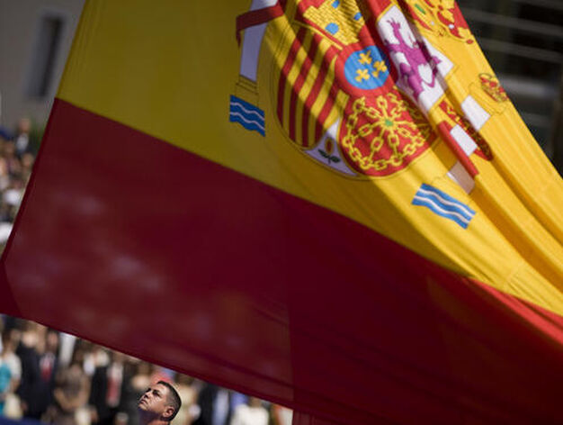 Miles de malague&ntilde;os acuden al acto de Homenaje a la Bandera

Foto: Carlos D?-Jorge Zapata /EFE