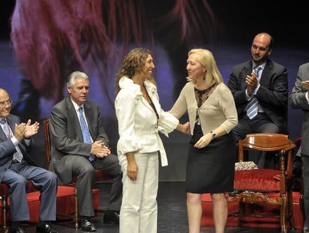 La presidenta del Parlamento andaluz, Fuensanta Coves, entrega la Medalla de la Ciudad a la cantaora Esperanza Fern&aacute;ndez Vargas.

Foto: Manuel G&oacute;mez