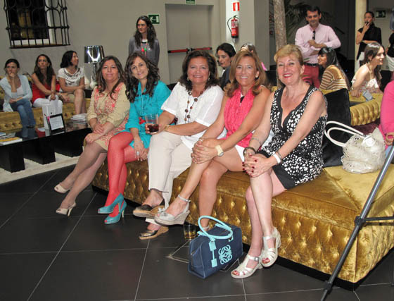 Las dise&ntilde;adoras de moda flamenca en la entrega de premios.

Foto: Victoria Ram&iacute;rez