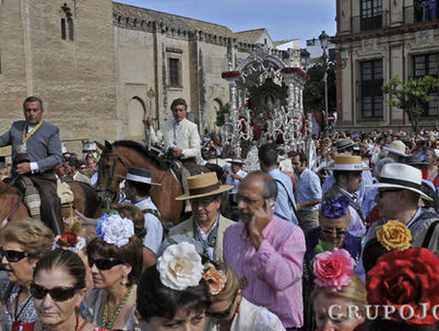 Miles de fieles, a pie y a caballo, acompa&ntilde;an al simpecado por las calles del centro.

Foto: Juan Carlos V&aacute;zquez