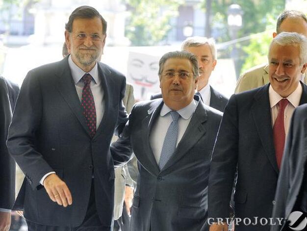Rajoy, Zoido y Arenas, entrando en el Ayuntamiento.

Foto: Antonio Pizarro - Manuel G&oacute;mez