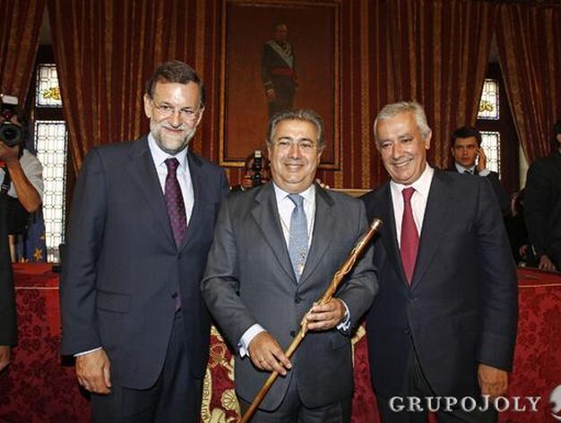 Zoido, con el bast&oacute;n de mando flanqueado por Rajoy y Arenas.

Foto: Antonio Pizarro - Manuel G&oacute;mez