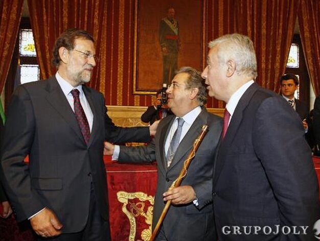 Zoido, con el bast&oacute;n de mando junto a Rajoy y Arenas.

Foto: Antonio Pizarro - Manuel G&oacute;mez