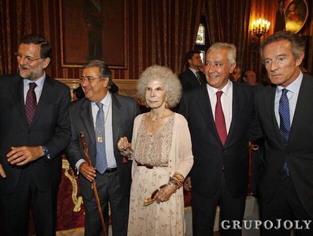Rajoy, Zoido, Cayetana de Alba, Arenas y Alfonso D&iacute;ez.

Foto: Antonio Pizarro - Manuel G&oacute;mez