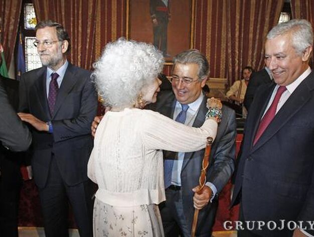 La Duquesa de Alba felicita a Zoido.

Foto: Antonio Pizarro - Manuel G&oacute;mez