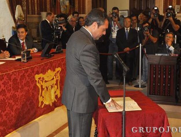 Espadas promete su cargo de concejal.

Foto: Antonio Pizarro - Manuel G&oacute;mez