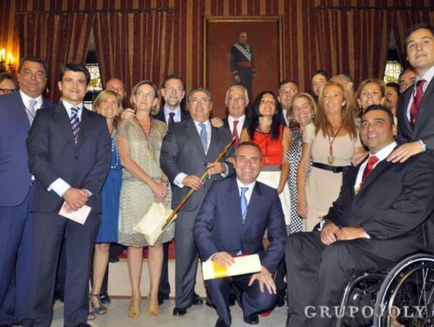 Los concejales del PP en Sevilla con Rajoy y Arenas.

Foto: Antonio Pizarro - Manuel G&oacute;mez