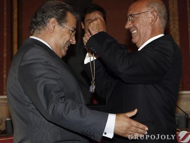 Zoido recibe la medalla capitular.

Foto: Antonio Pizarro - Manuel G&oacute;mez