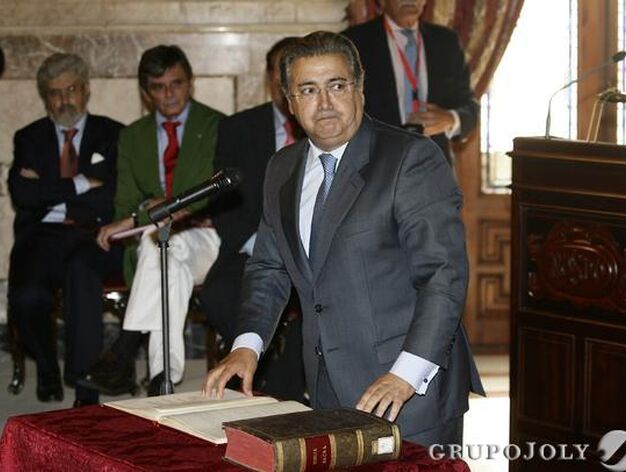 Zoido, jurando su cargo de concejal.

Foto: Antonio Pizarro - Manuel G&oacute;mez