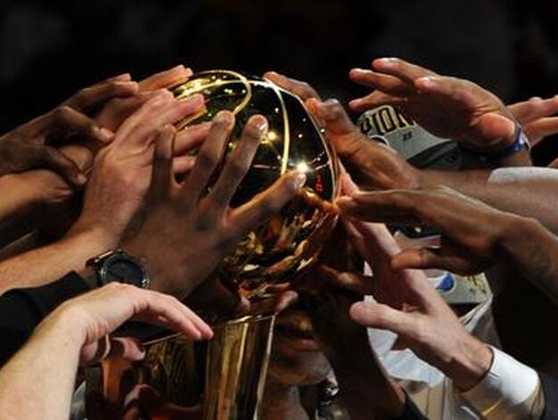 Dallas Mavericks gana su primer campeonato de la NBA tras vencer a Miami Heat. / AFP