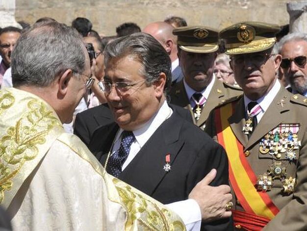 Zoido charla con el arzobispo Asenjo.

Foto: Juan Carlos Vazquez