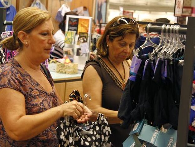 Dos mujeres observan las ofertas en unos grandes almacenes.

Foto: Victoria Hidalgo