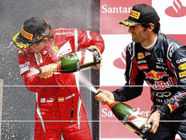Fernando Alonso celebra su victoria en el Gran Premio de Gran Breta&ntilde;a en el podio junto a Mark Webber, que termin&oacute; tercero.

Foto: EFE