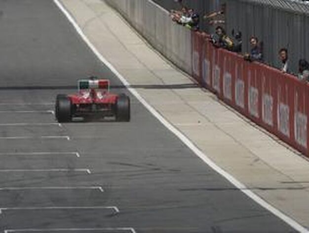 Fernando Alonso cruza la meta en primer lugar en el Gran Premio de Gran Breta&ntilde;a.

Foto: Reuters