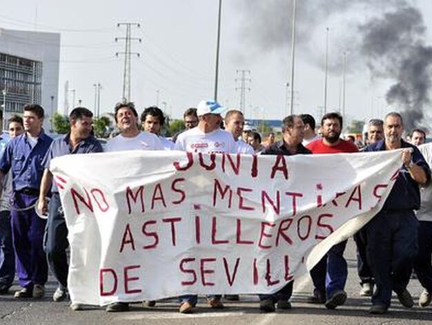 Trabajadores de Astilleros cortan la carretera de la esclusa para protestar por la "no reactivaci&oacute;n" de la carga de trabajo en las instalaciones.

Foto: Manuel G&oacute;mez