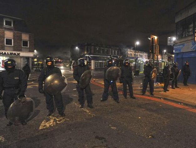 Unos disturbios destrozan el barrio londinense de Tottenham. / EFE
