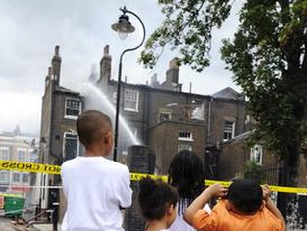 Unos disturbios destrozan el barrio londinense de Tottenham. / EFE