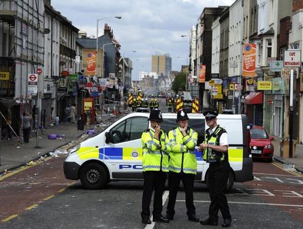 Los disturbios se propagan por diversos barrios de Londres y otras ciudades como Manchester, Birmingham y Liverpool.

Foto: Efe