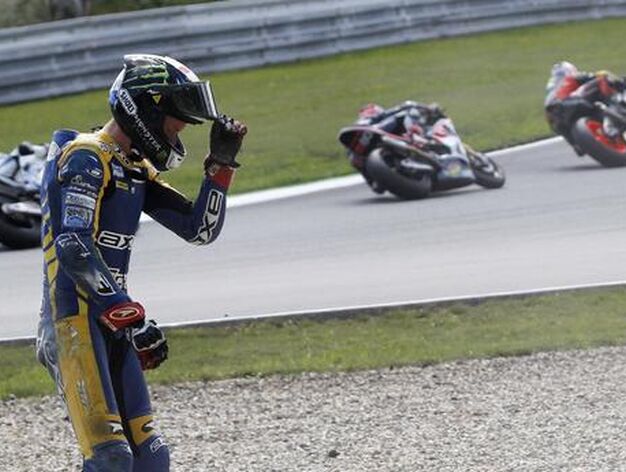 Iannone se cuela por delante de Marc M&aacute;rquez y Bradl en Moto2. / Reuters
