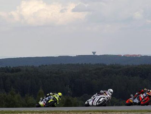 Iannone se cuela por delante de Marc M&aacute;rquez y Bradl en Moto2. / Reuters