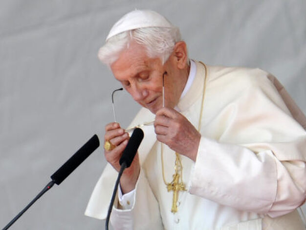 Benedicto XVI a su llegada al aeropuerto de Barajas.

Foto: afp