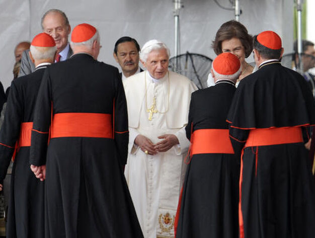Benedicto XVI a su llegada al aeropuerto de Barajas.

Foto: afp