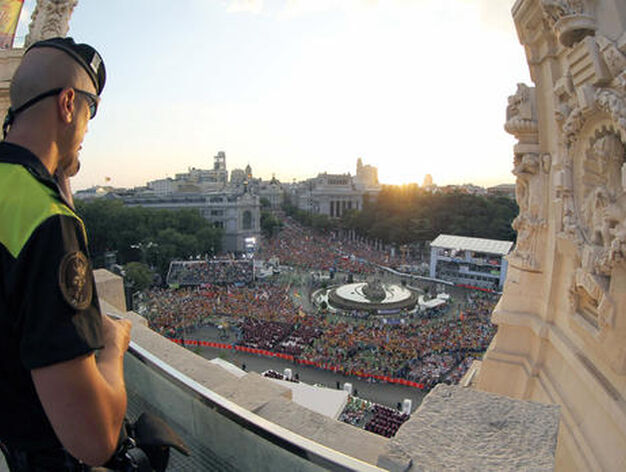 Calles llenas de gente esperando al Papa.

Foto: EFE