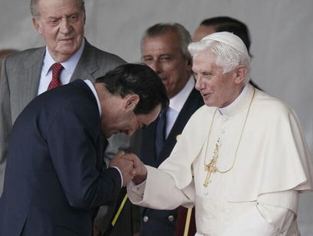 Jos&eacute; Bono recibe a Benedicto XVI en Barajas.

Foto: efe