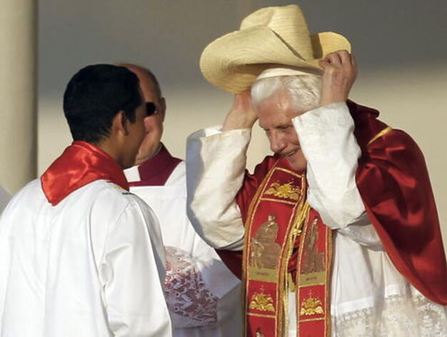 El Papa se dirige a los j&oacute;venes en Cibeles.

Foto: EFE