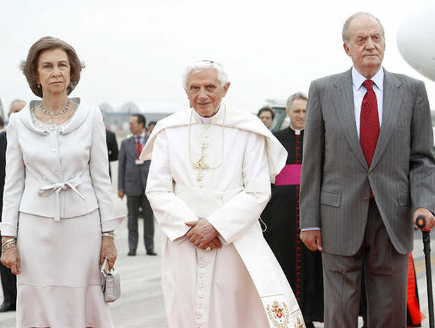 Los Reyes reciben al Papa Benedicto XVI a su llegada al aeropuerto de Barajas.

Foto: efe