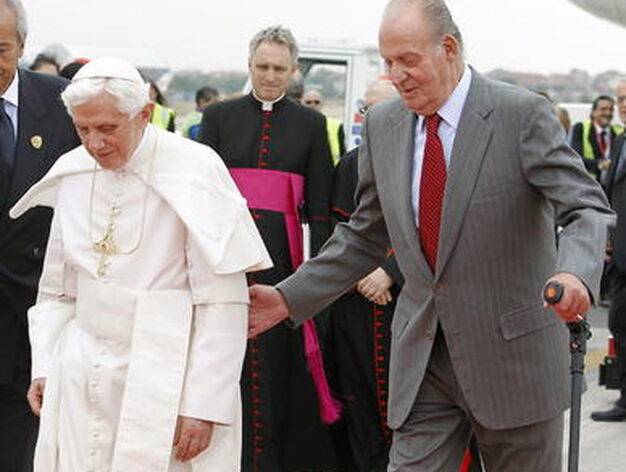 Los Reyes reciben al Papa Benedicto XVI a su llegada al aeropuerto de Barajas.

Foto: efe