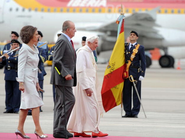 Los Reyes reciben al Papa Benedicto XVI a su llegada al aeropuerto de Barajas.

Foto: afp