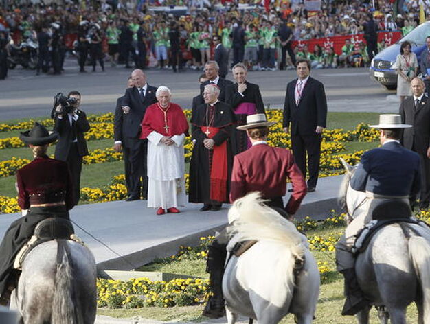 El papa en la Puerta de Alcal&aacute;.

Foto: EFE