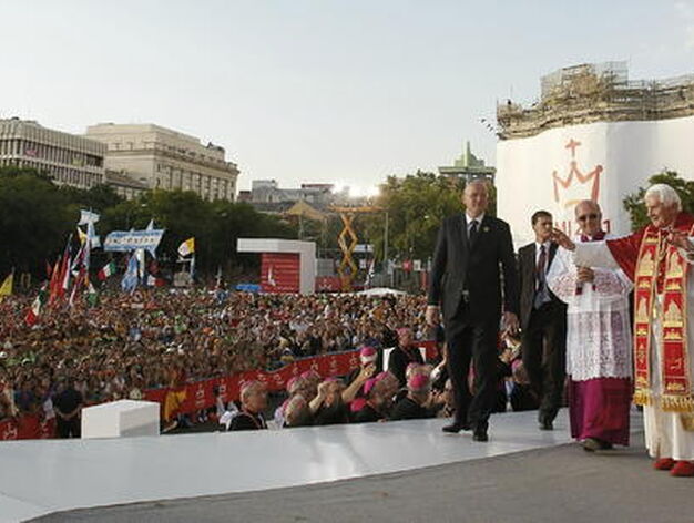 El papa en la Puerta de Alcal&aacute;.

Foto: EFE