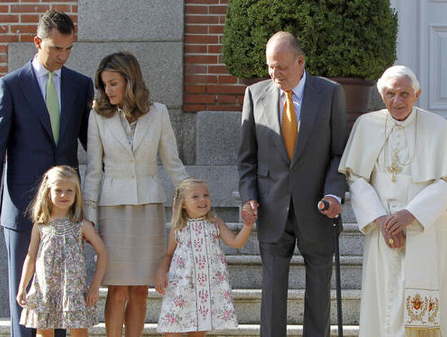 El papa ha sido recibido por los reyes, los pr&iacute;ncipes de Asturias y la infanta Elena en el Palacio de la Zarzuela. 

Foto: EFE